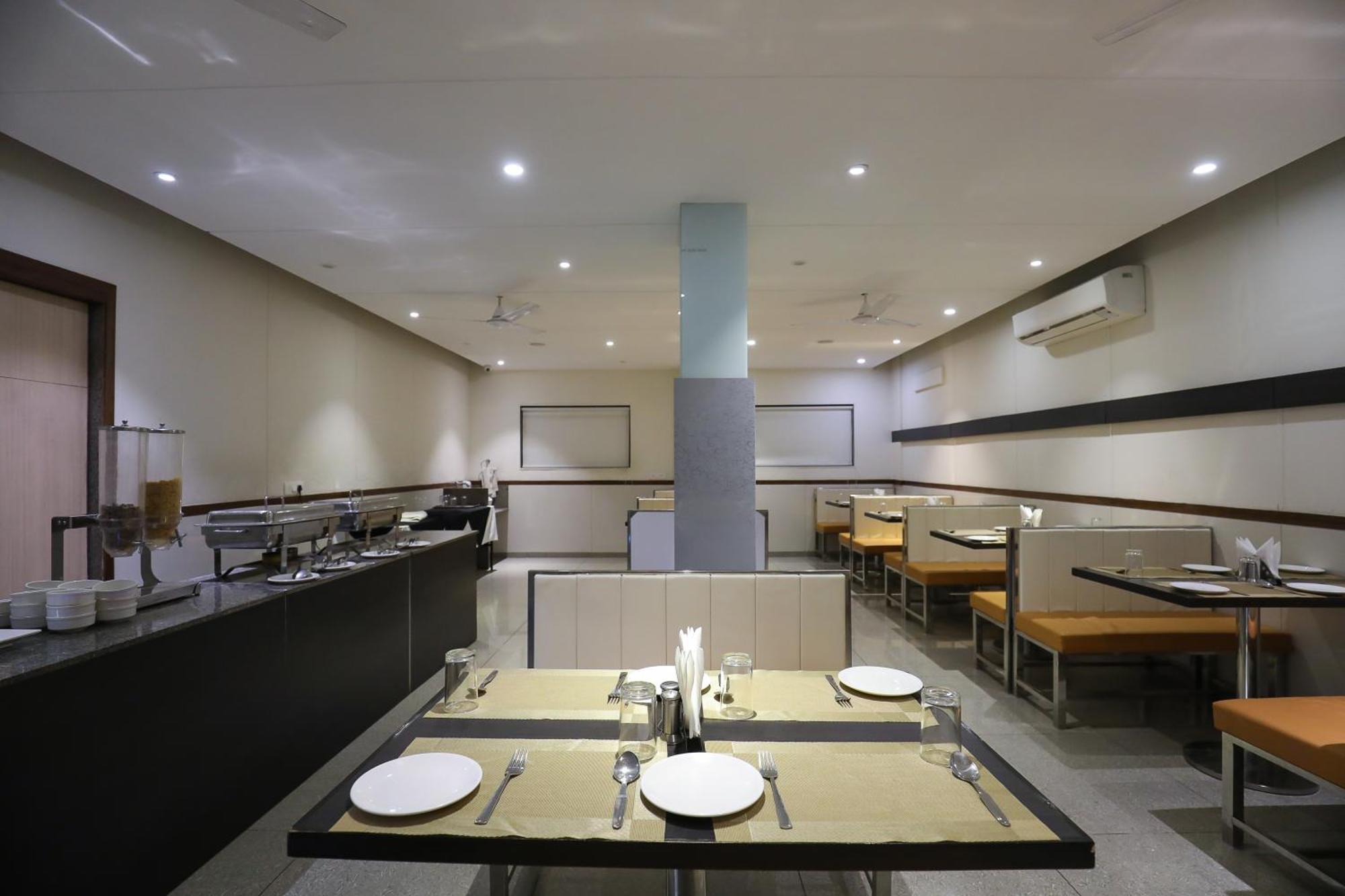 Hotel Ashray Inn Express Ahmedabad Exteriör bild