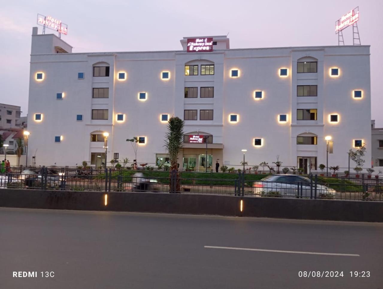 Hotel Ashray Inn Express Ahmedabad Exteriör bild