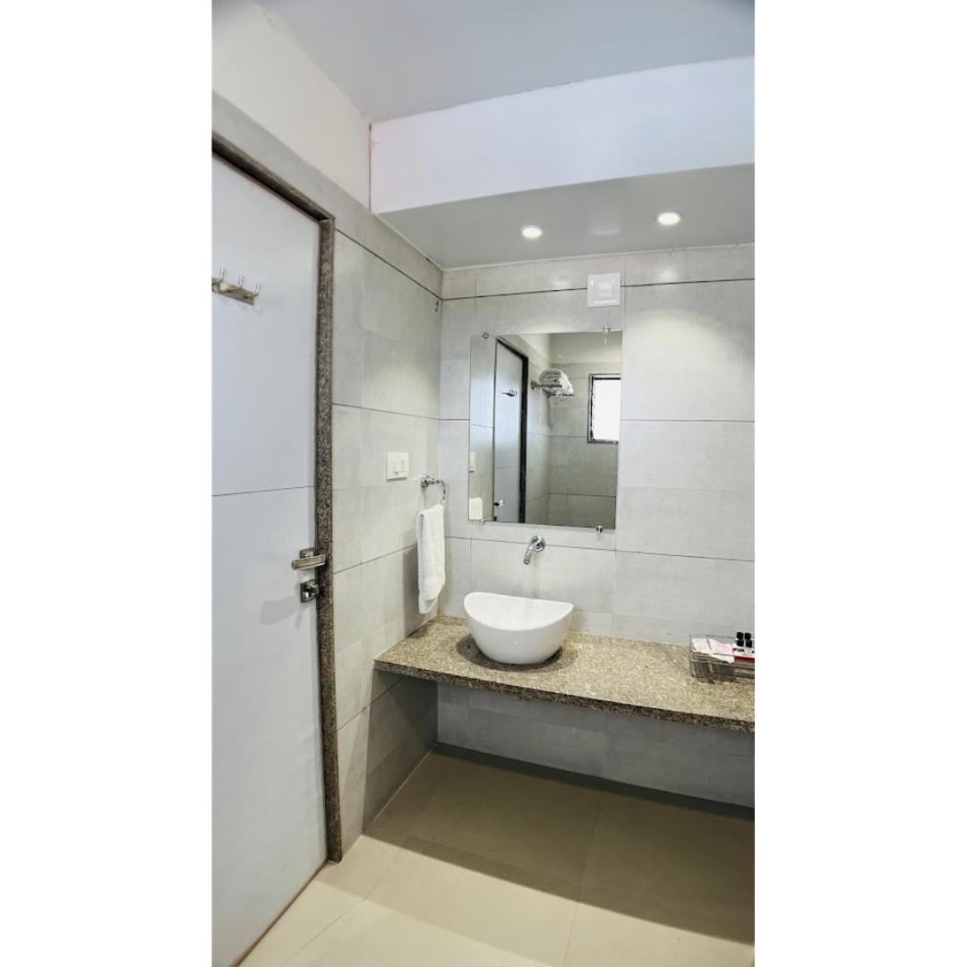 Hotel Ashray Inn Express Ahmedabad Exteriör bild