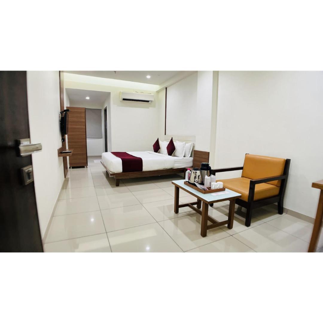 Hotel Ashray Inn Express Ahmedabad Exteriör bild
