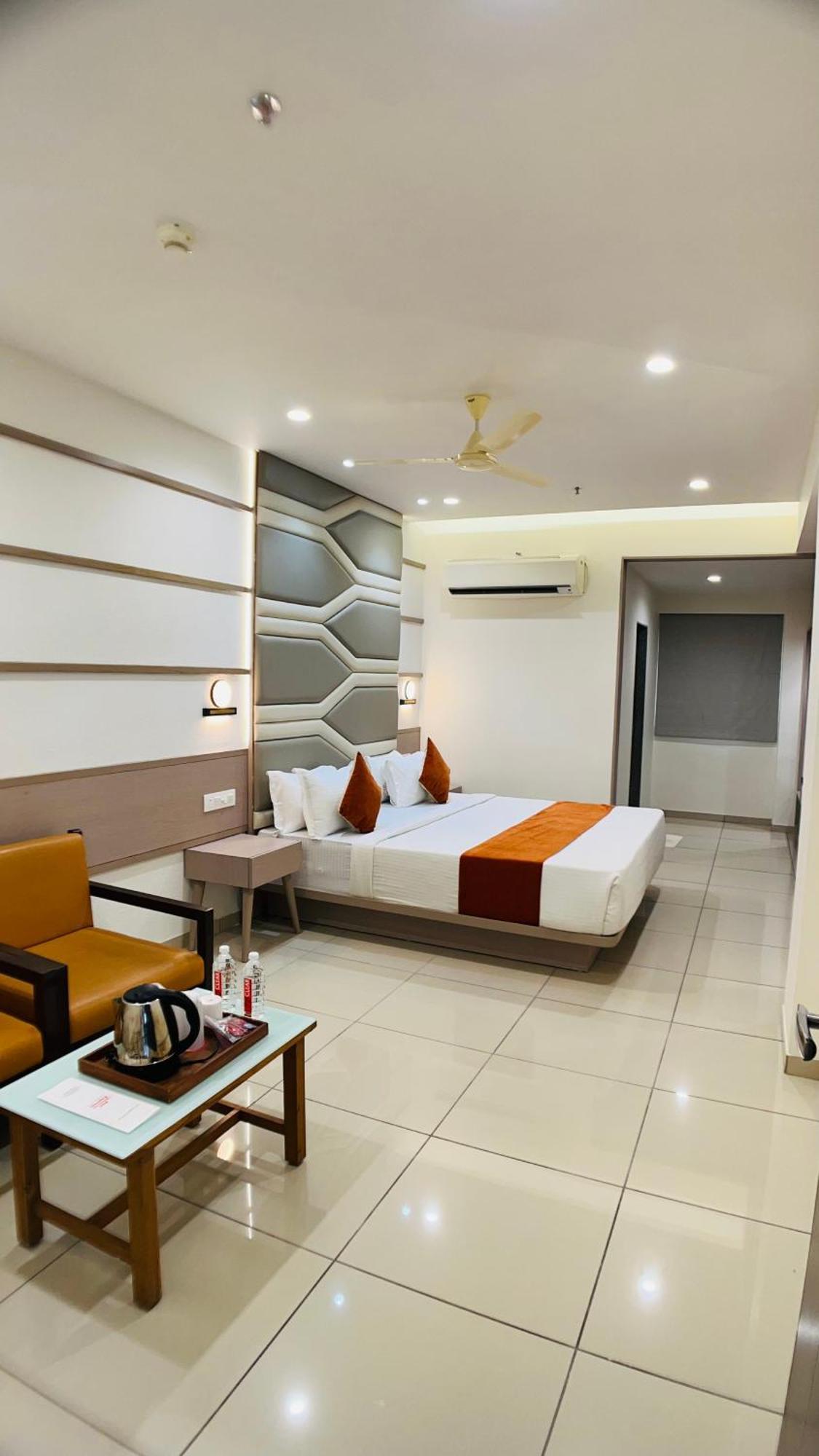 Hotel Ashray Inn Express Ahmedabad Exteriör bild