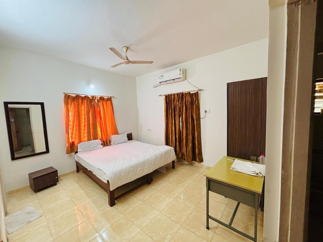 Hotel Ashray Inn Express Ahmedabad Exteriör bild